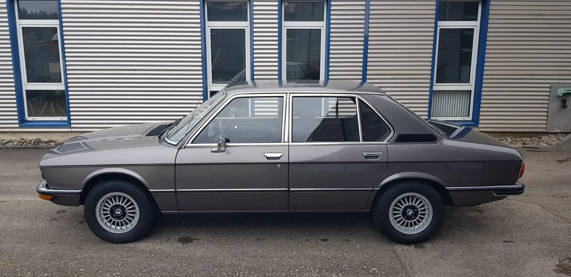 BMW 525 -E12- Vorfacelift Šedá - 1