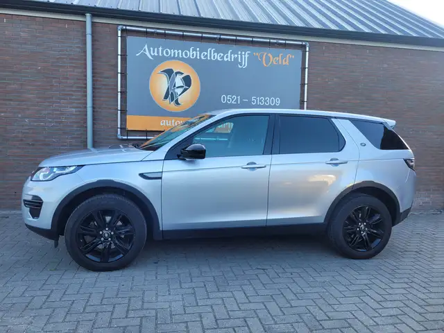 Land Rover Discovery Sport view 3