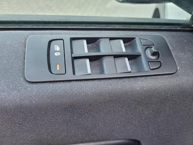 Land Rover Discovery Sport view 6