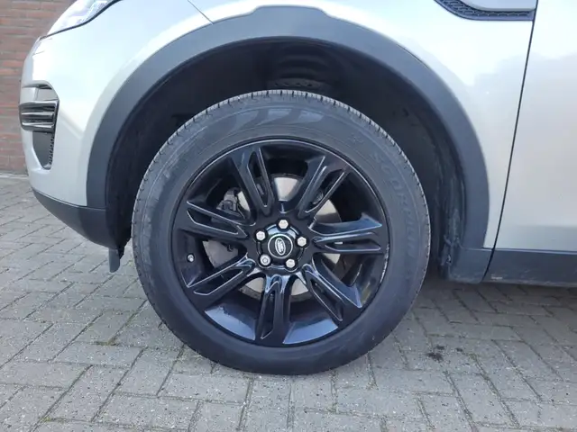 Land Rover Discovery Sport view 4