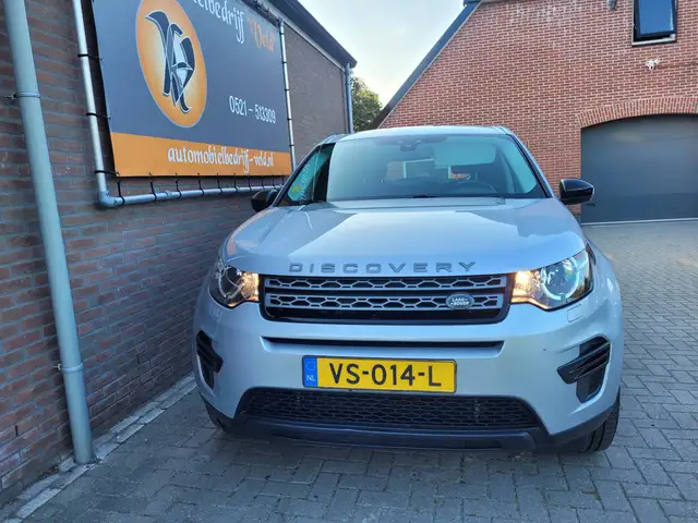 Land Rover Discovery Sport view 2