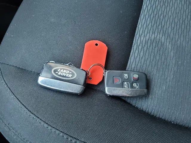 Land Rover Discovery Sport view 14