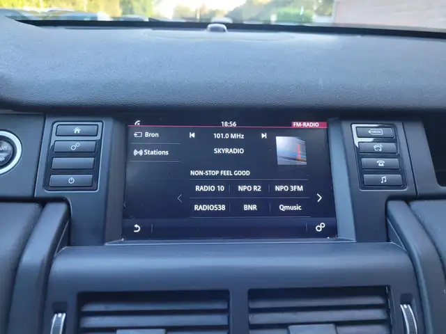 Land Rover Discovery Sport view 8