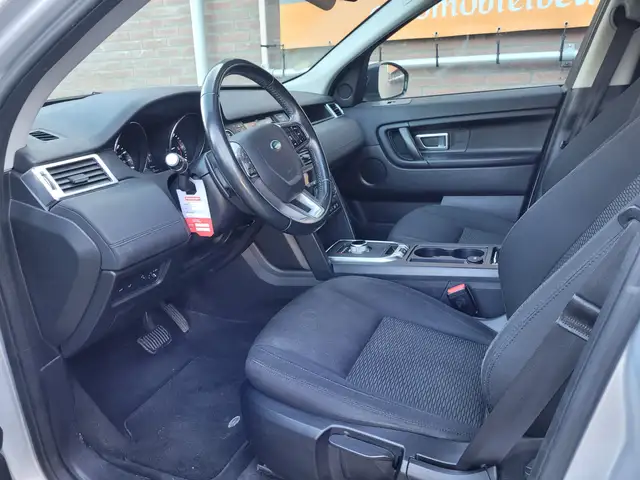 Land Rover Discovery Sport view 5