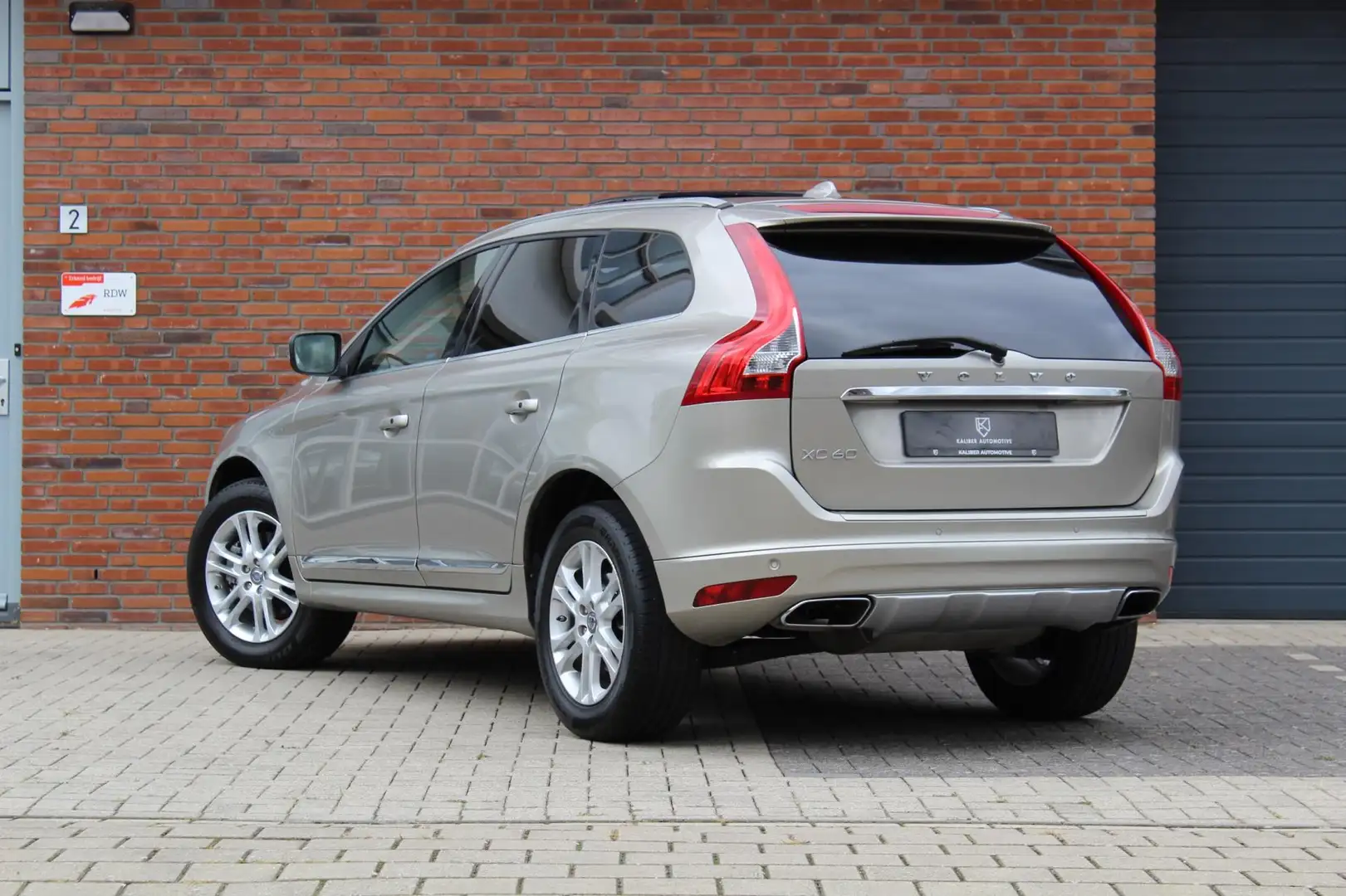 Volvo XC60 2.0 T5 | VOL OPTIES ! | PANO ACC HARMAN KEYLESS Grijs - 2