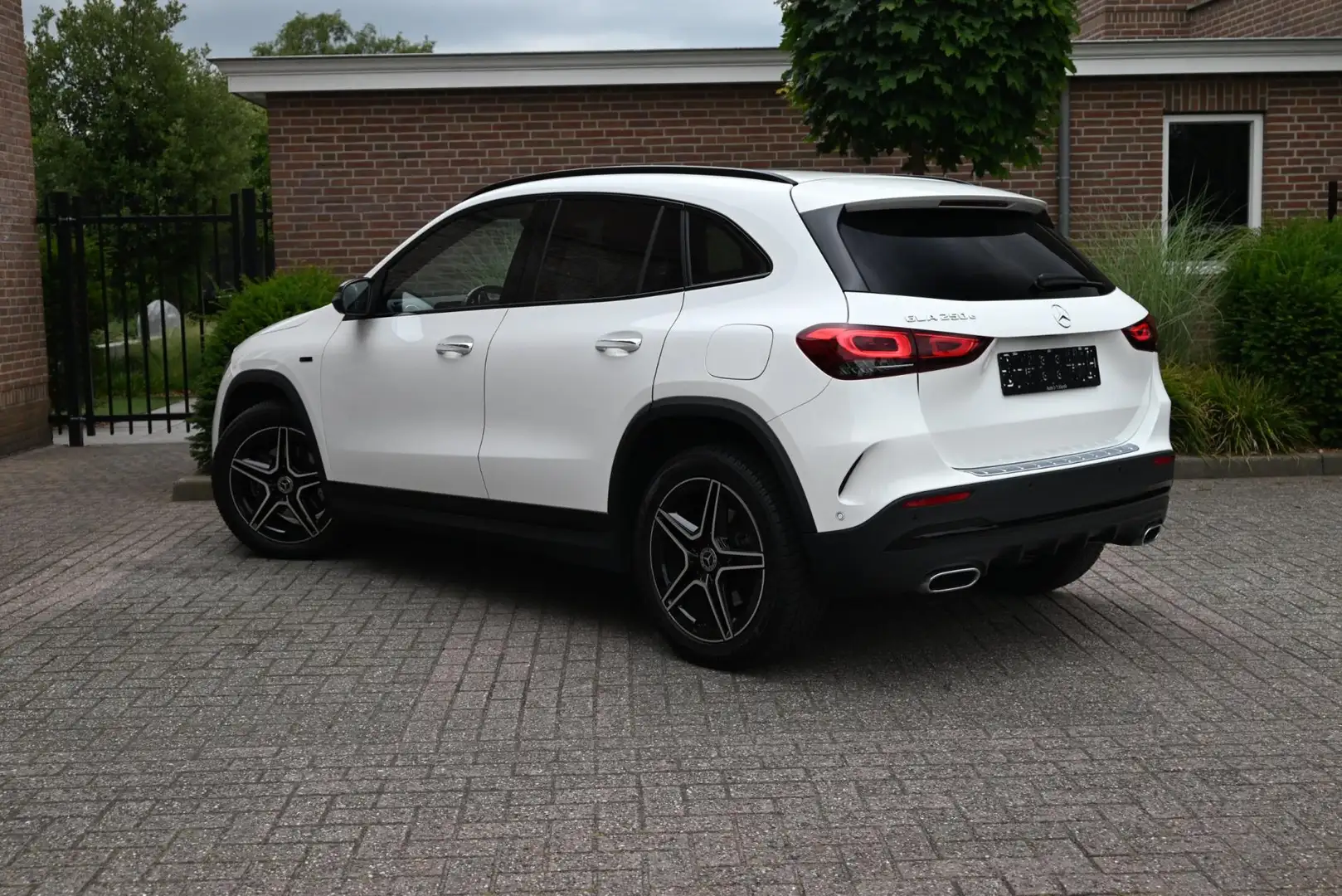 Mercedes-Benz GLA 250 e Business Solution AMG Limited Adaptive Keyless C Wit - 2