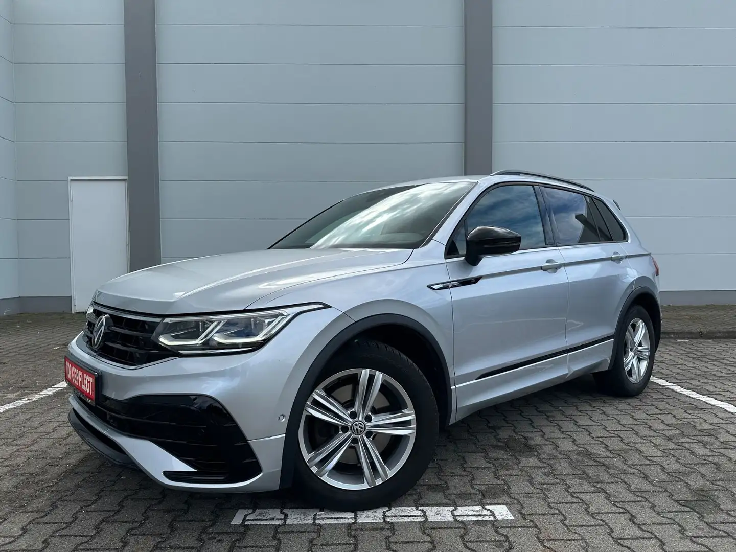 Volkswagen Tiguan R-LINE 4M-IQ LIGHT-PANO-AHK-BLACK STYLE Silber - 1