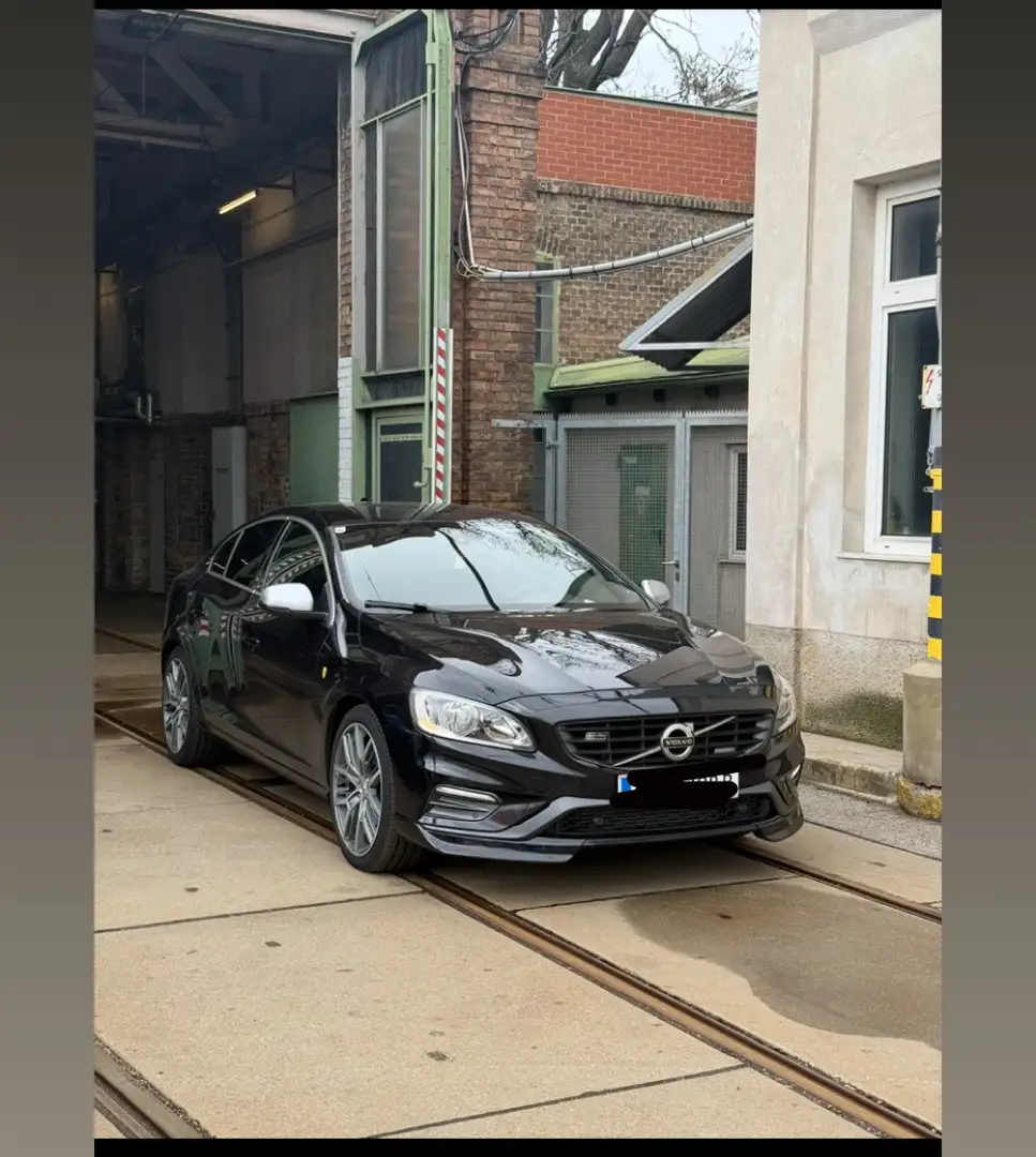 Volvo S60 D5 AWD Momentum R-Design Geartronic - 1