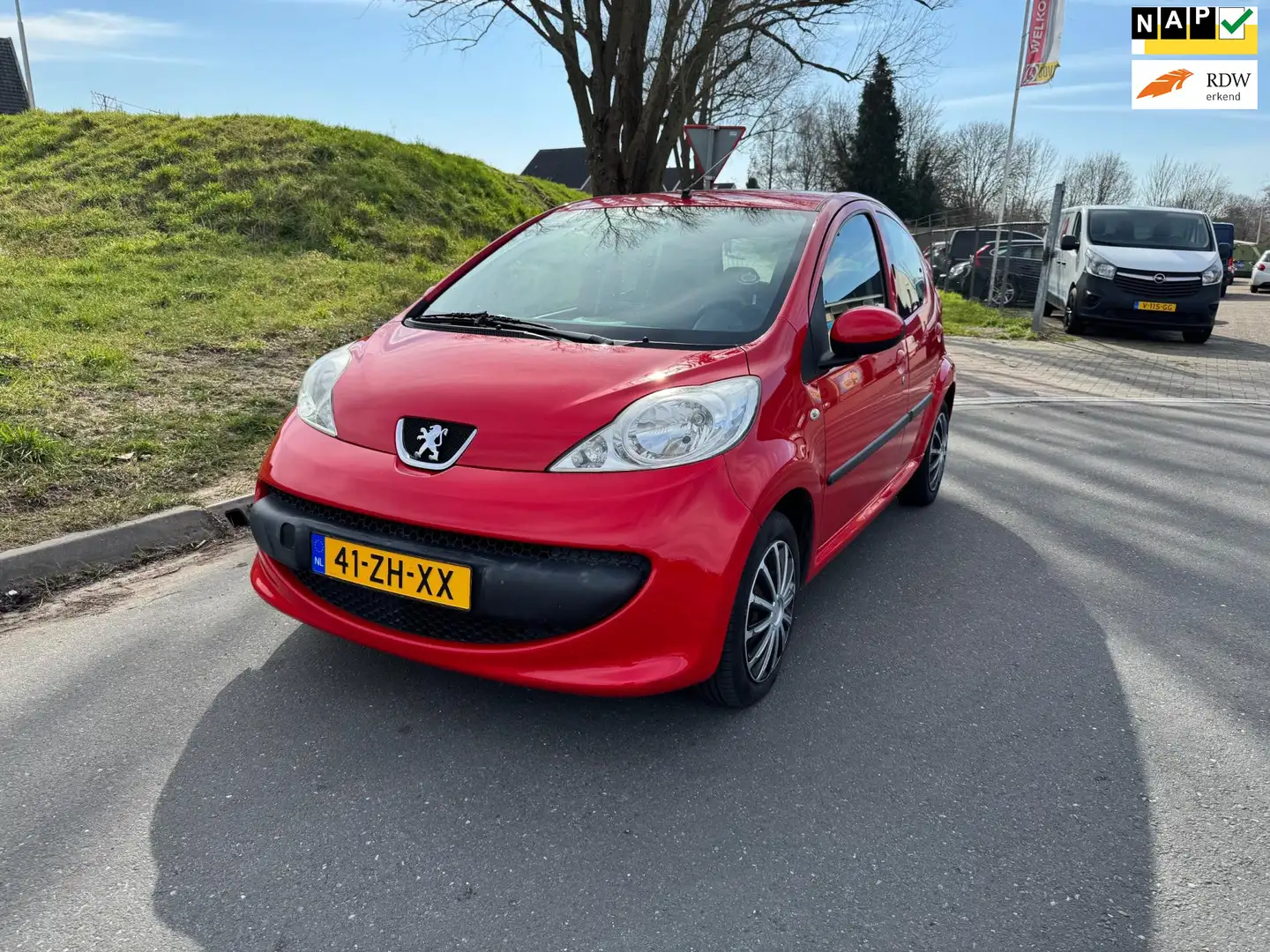 Peugeot 107 1.0-12V XS Elek pakket APK 31-03-2026 Rood - 1