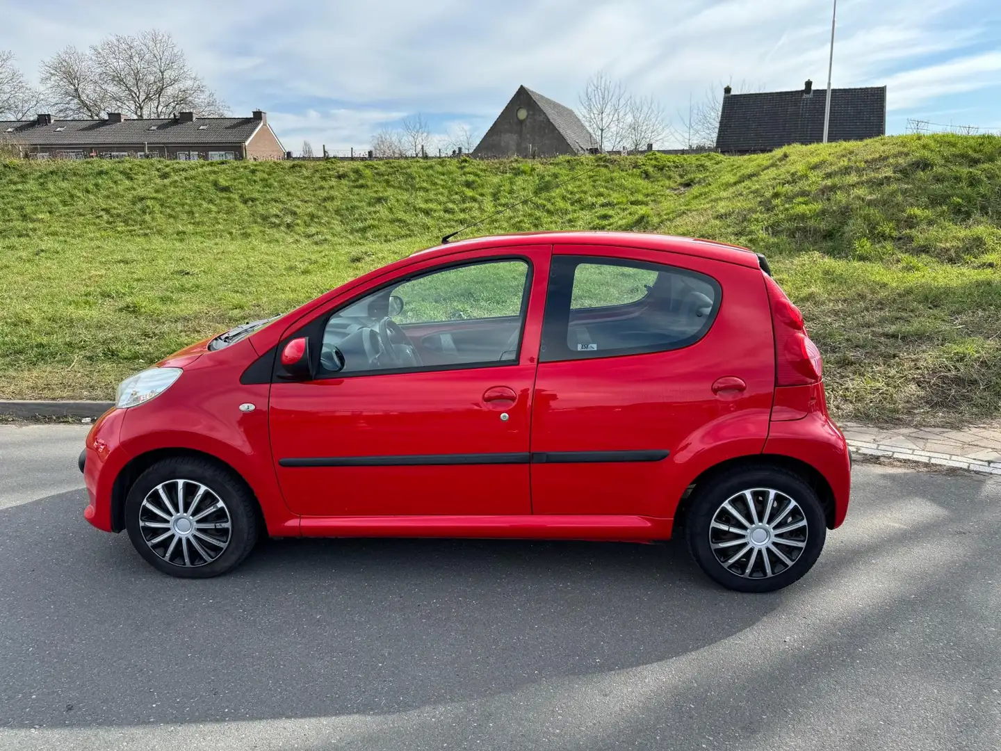 Peugeot 107 1.0-12V XS Elek pakket APK 31-03-2026 Rood - 2