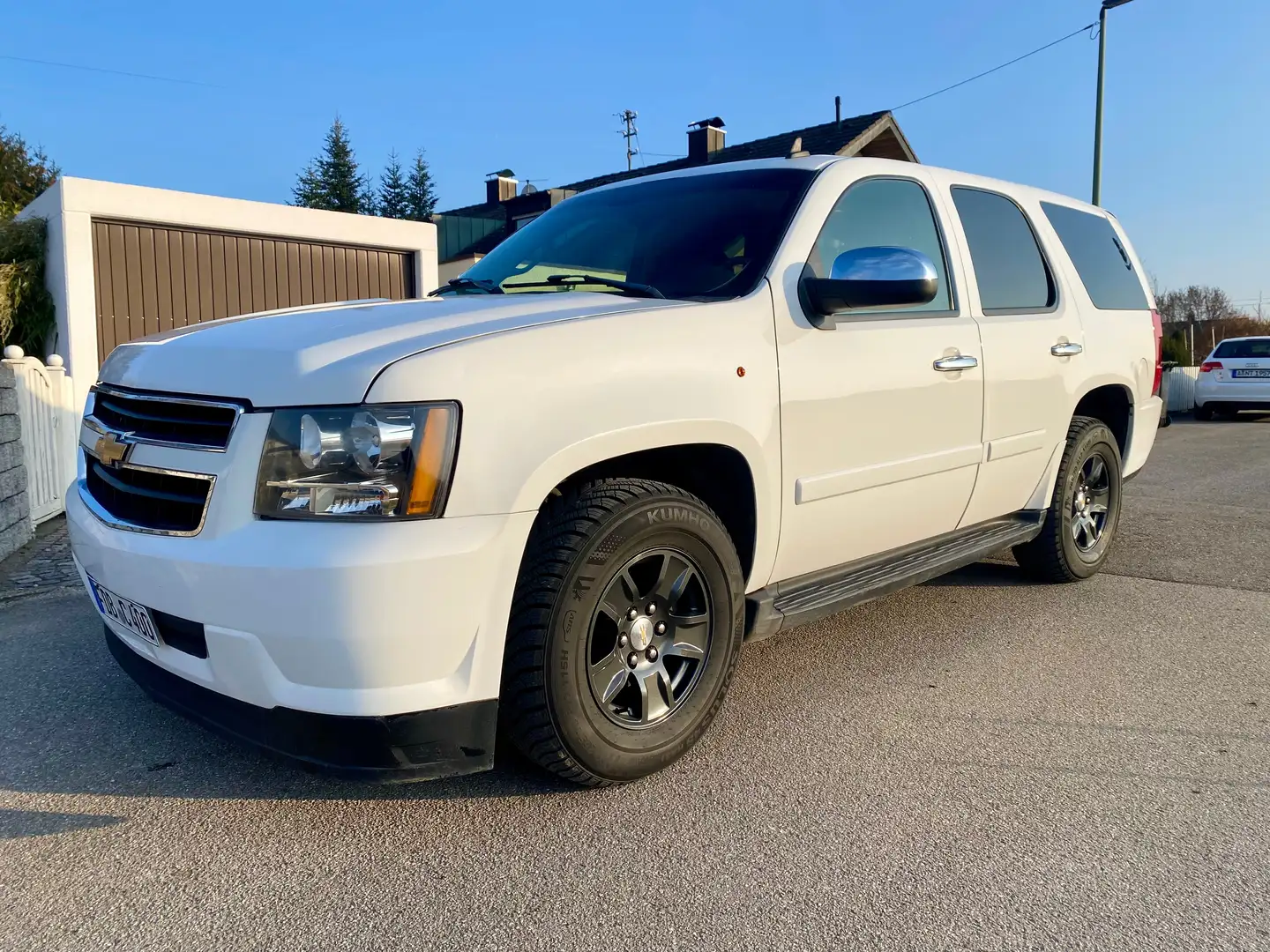 Chevrolet Tahoe Hybrid White - 1