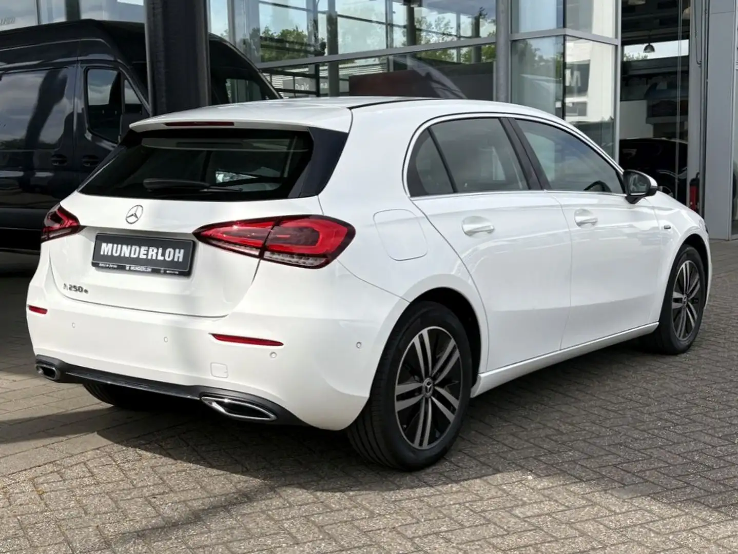 Mercedes-Benz A 250 e Kompaktlimousine ACC PDC SHZ LED SpurH Blanc - 2