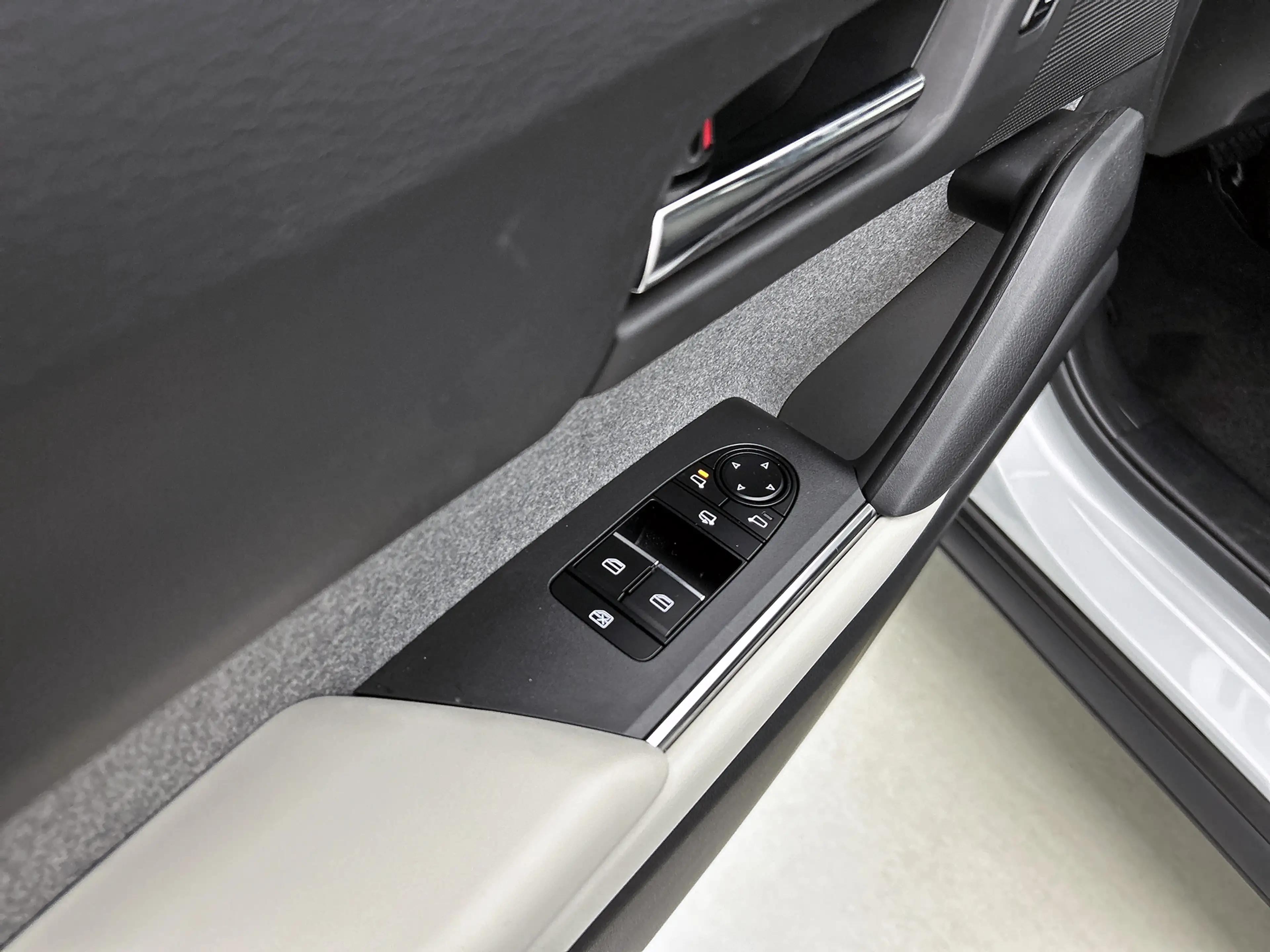 Mazda MX-30 e-SkyActiv EV 145 Exclusive-line 36 kWh — photo 10