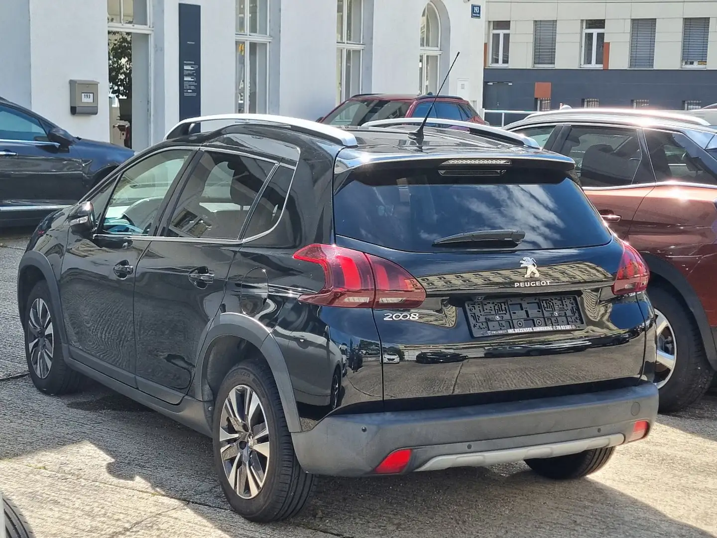 Peugeot 2008 1,2 PureTech 110 S&S Allure Schwarz - 2