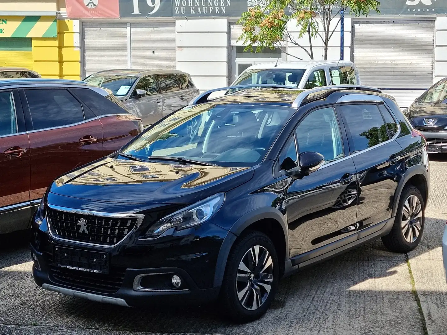 Peugeot 2008 1,2 PureTech 110 S&S Allure Schwarz - 1