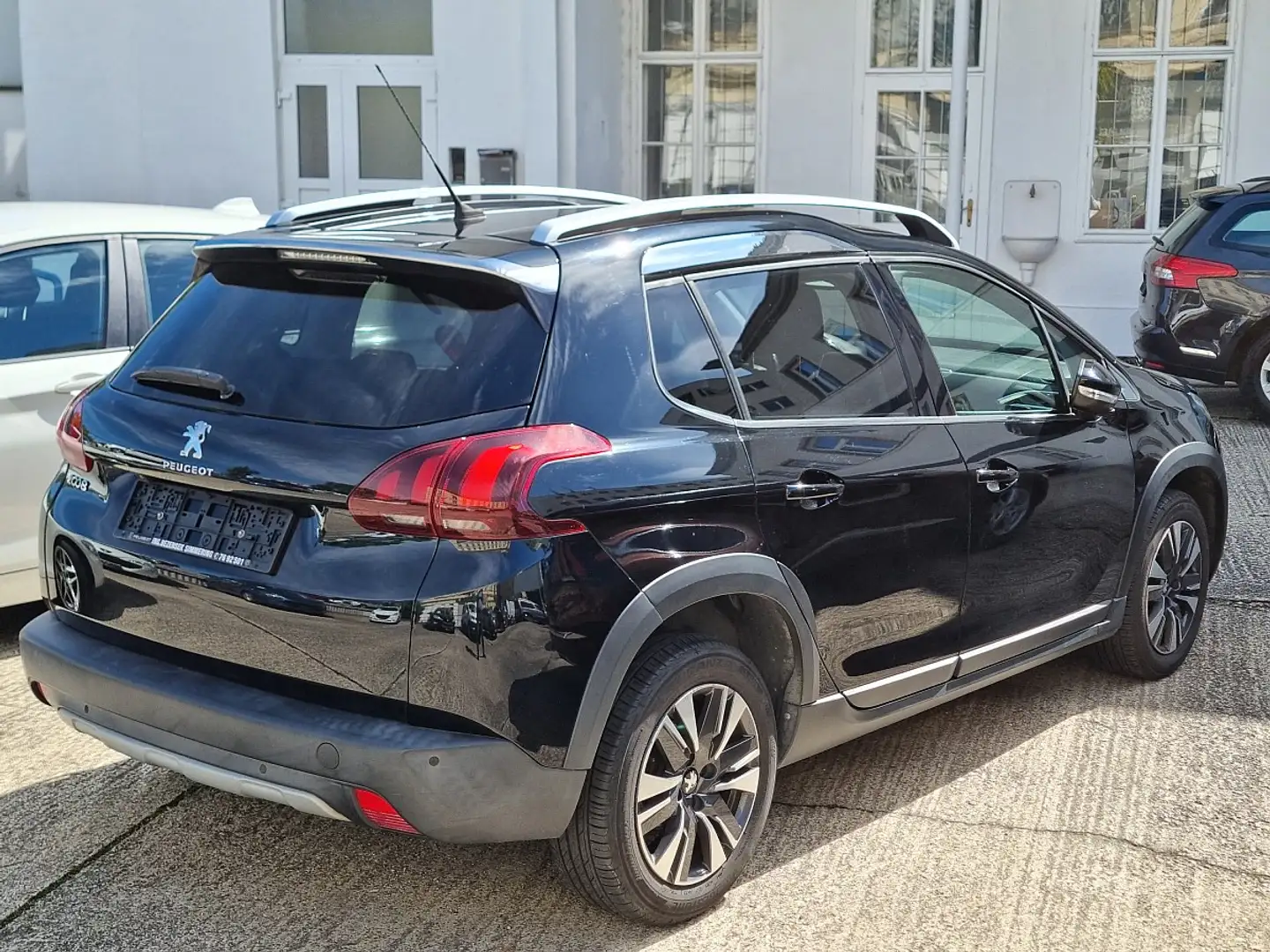 Peugeot 2008 1,2 PureTech 110 S&S Allure Schwarz - 1