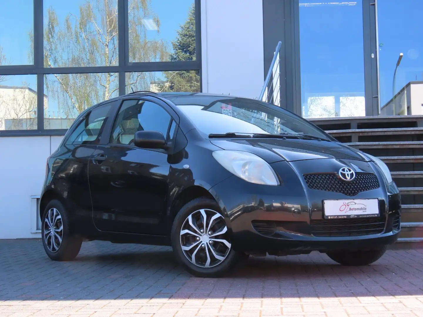 Toyota Yaris Luna 1.3 VVT-i Schwarz - 2