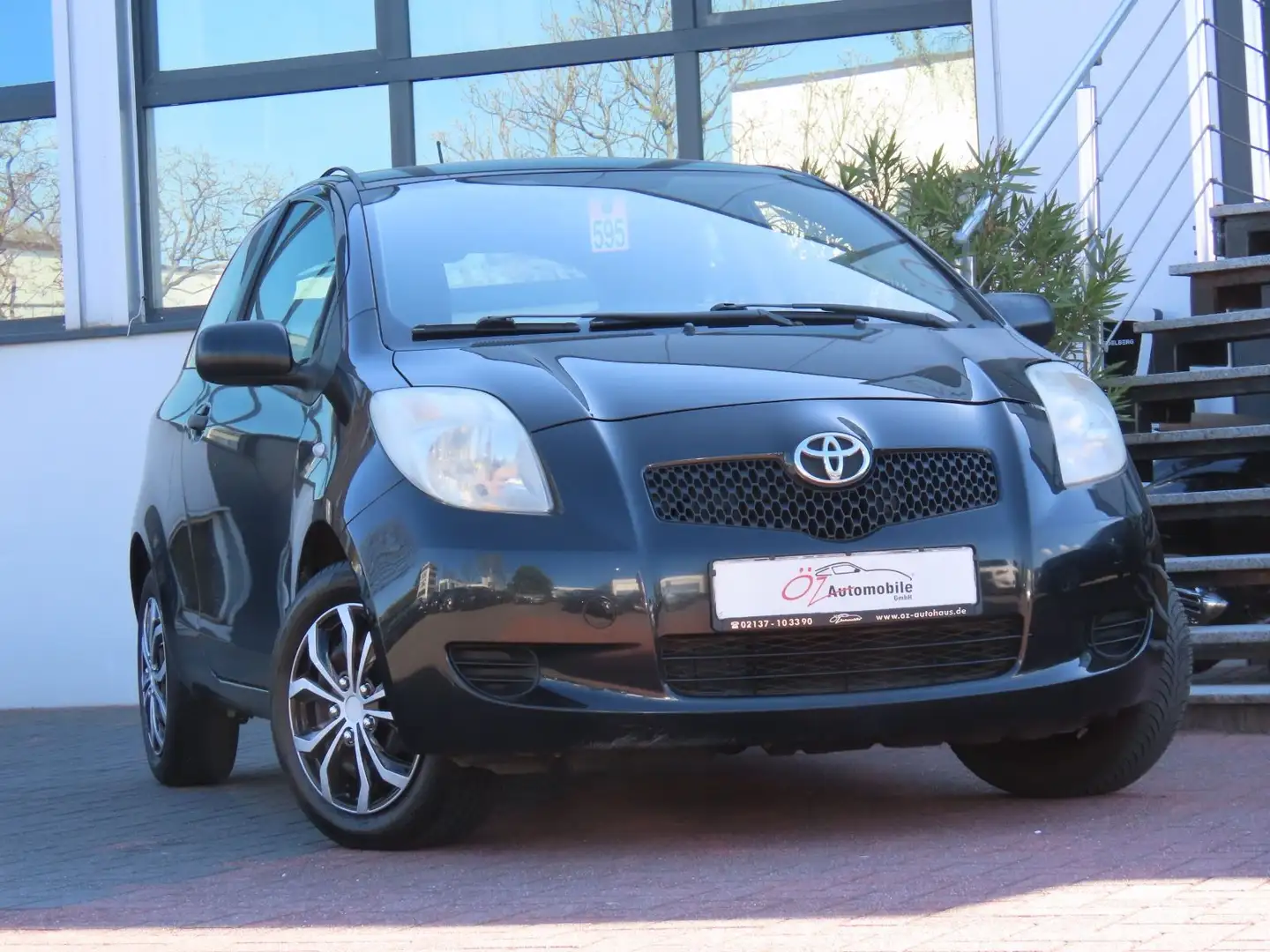 Toyota Yaris Luna 1.3 VVT-i Schwarz - 1