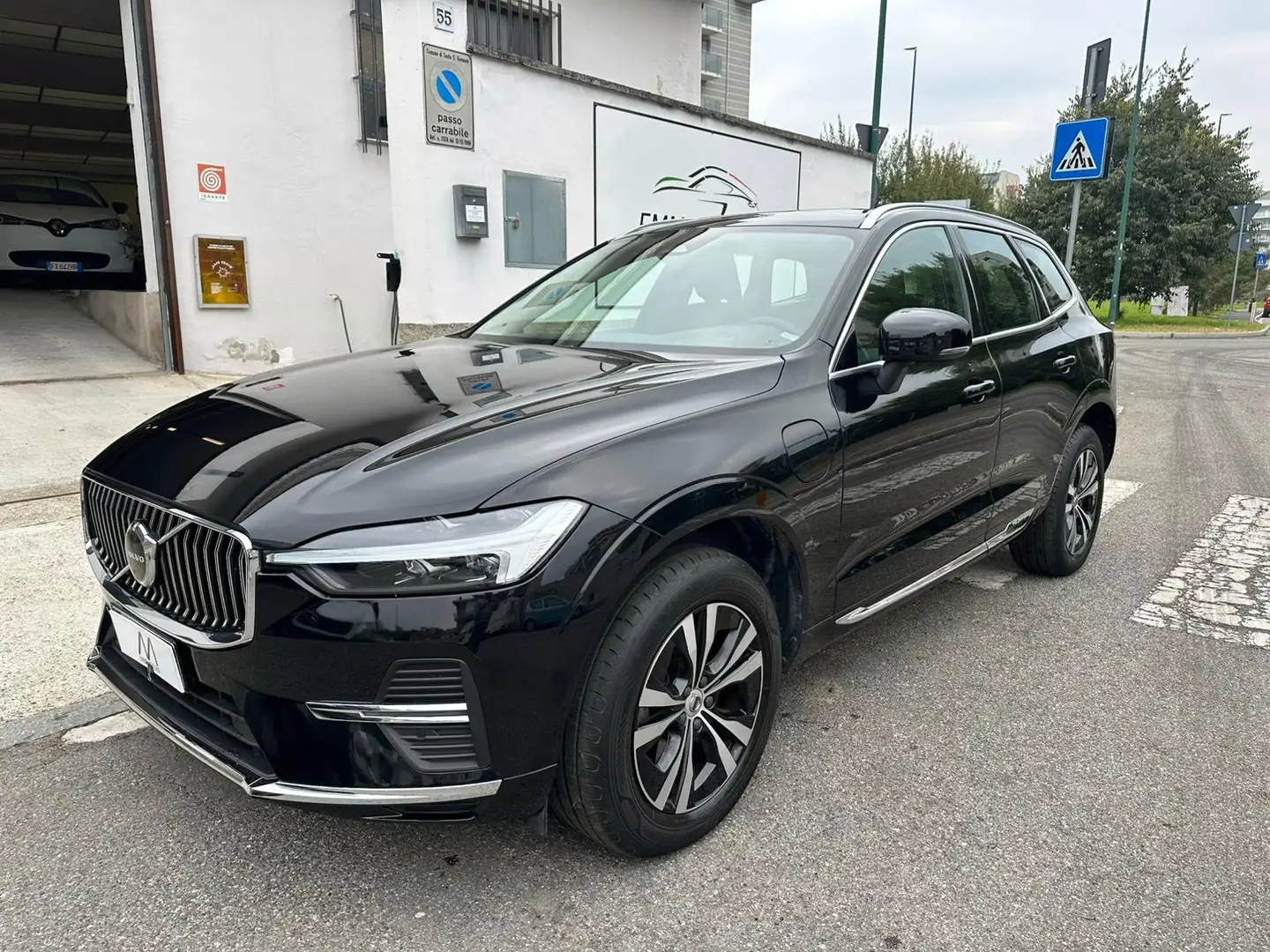 Volvo XC60 T6 PHEV obc 3,7kW Inscr. Expres. awd AUT/NAV/TETTO Nero - 1