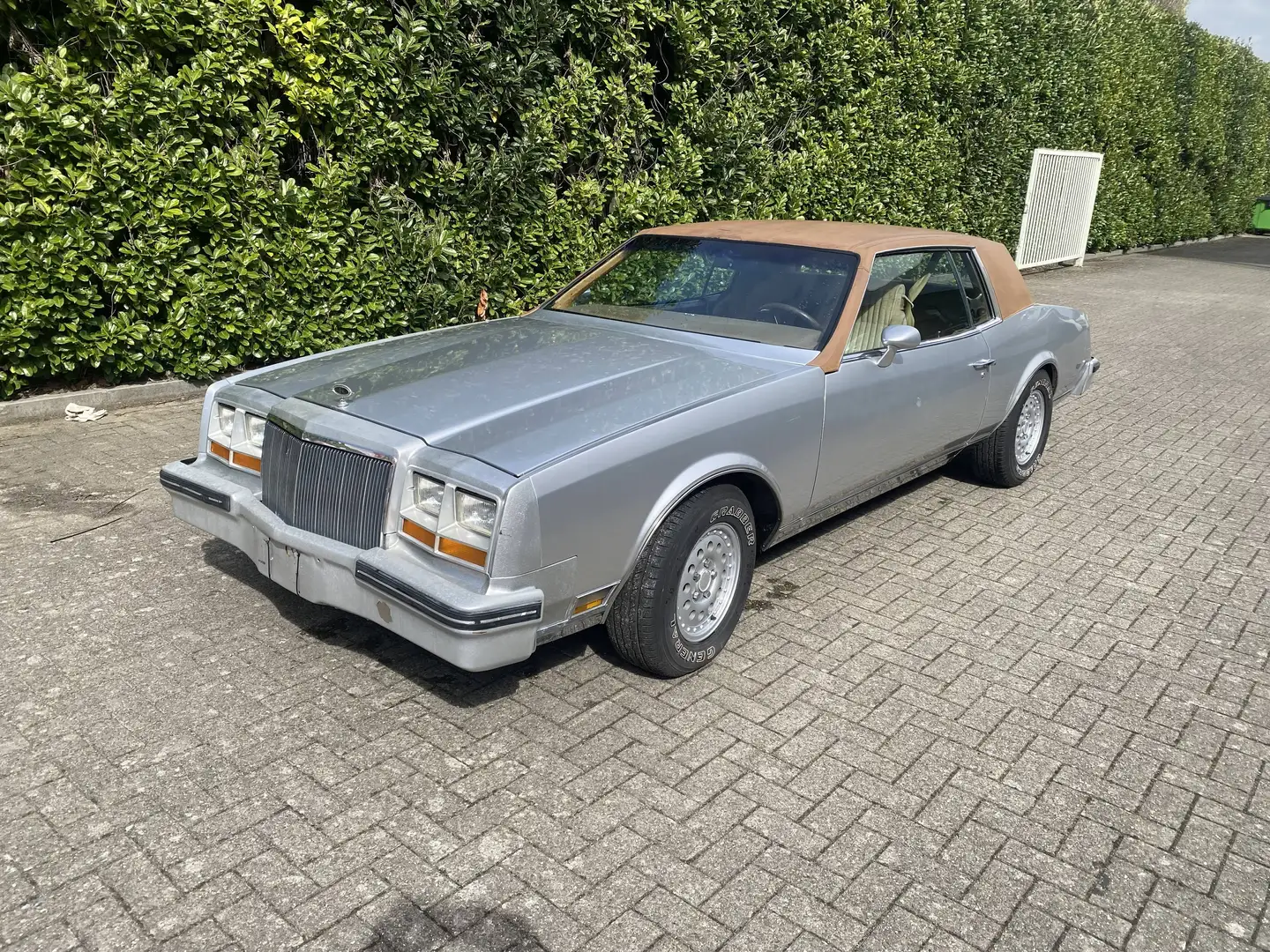 Buick Riviera coupé Silber - 1