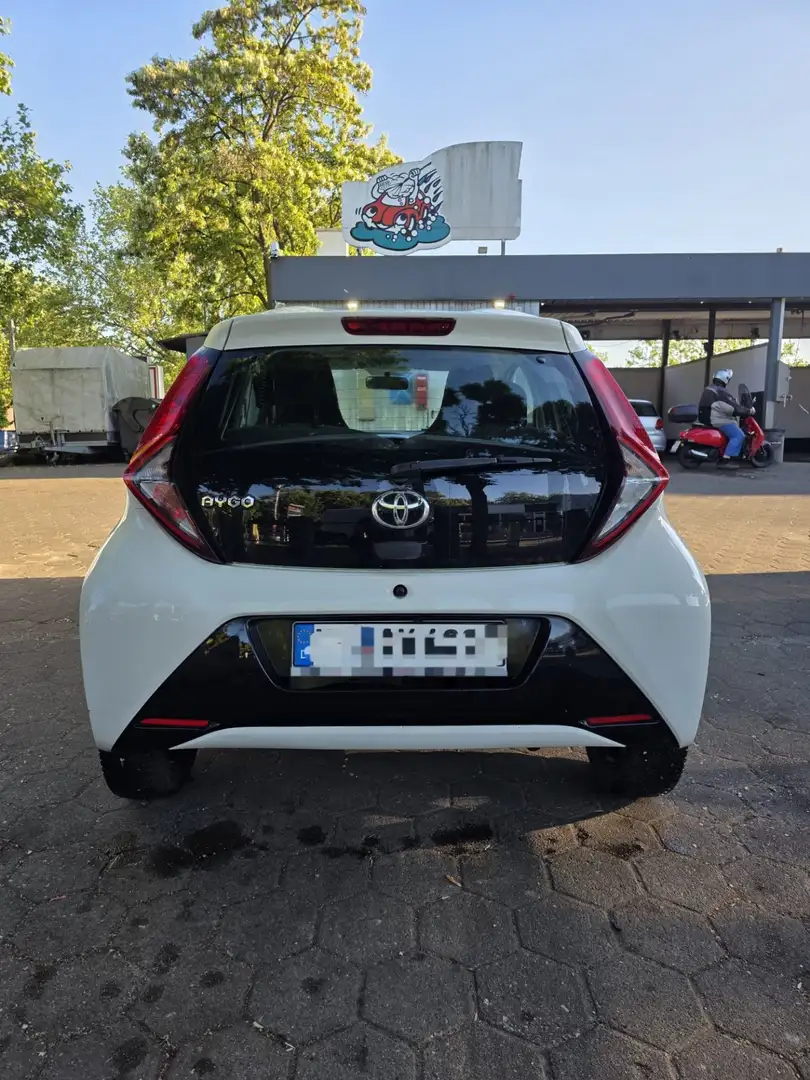 Toyota Aygo x-play club Biały - 2