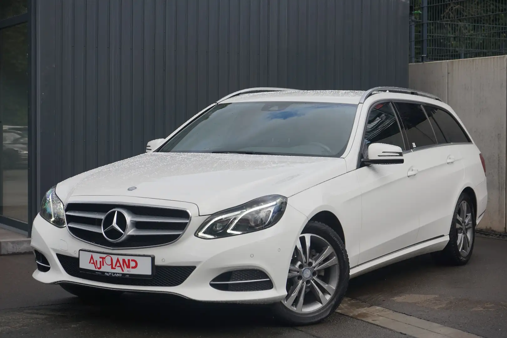 Mercedes-Benz E 200 E200 T G-TRONIC LED Navi Sitzheizung PDC Blanc - 2