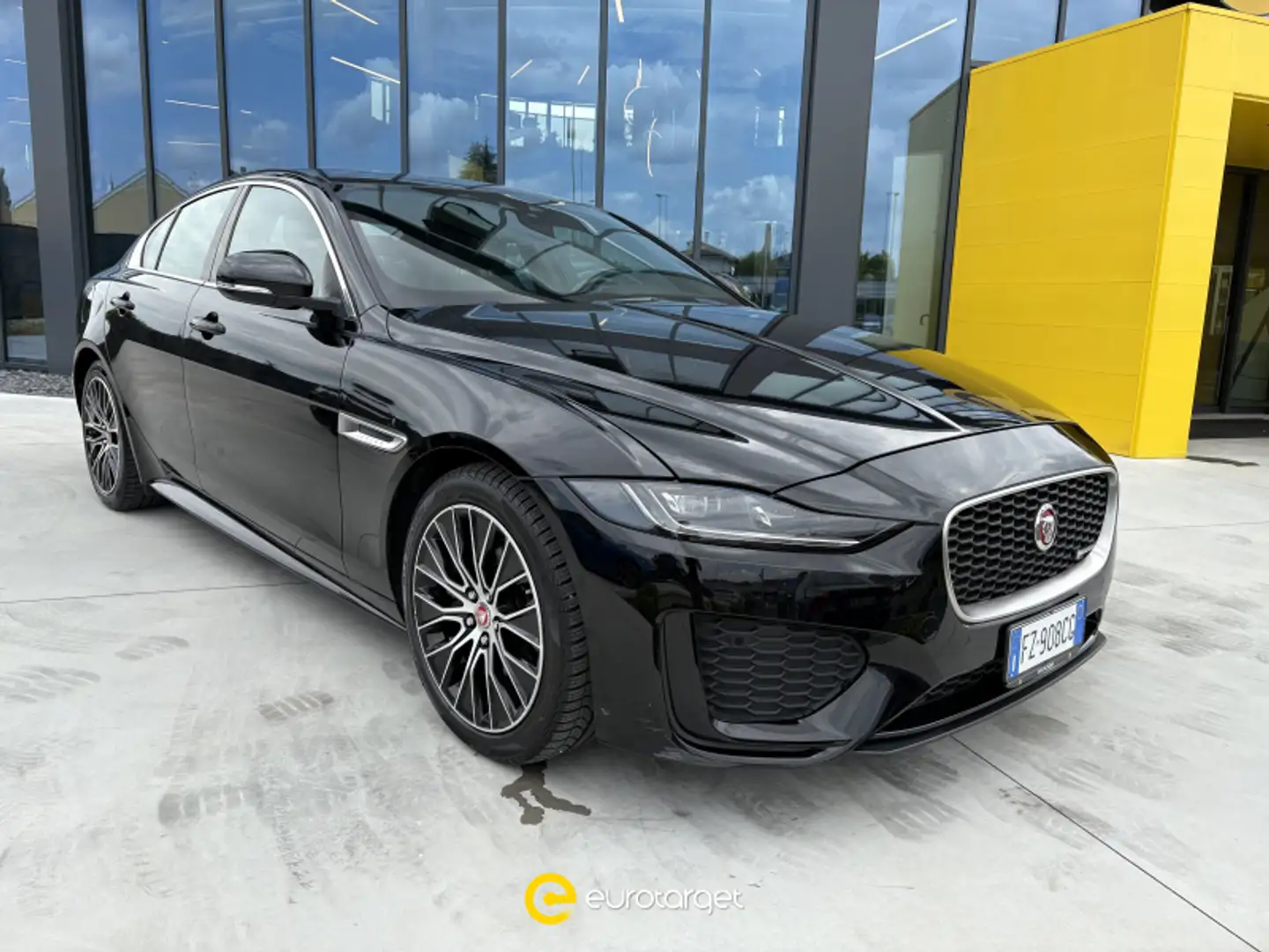 Jaguar XE 2.0 D 180 CV aut. R-Dynamic S Zwart - 1