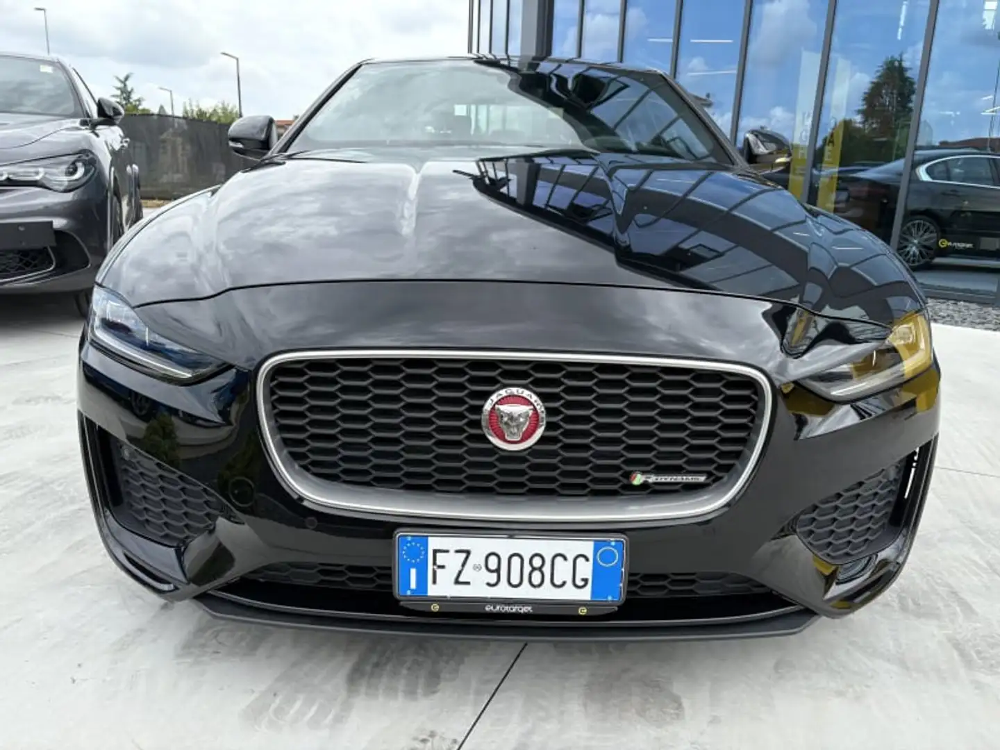 Jaguar XE 2.0 D 180 CV aut. R-Dynamic S Noir - 2
