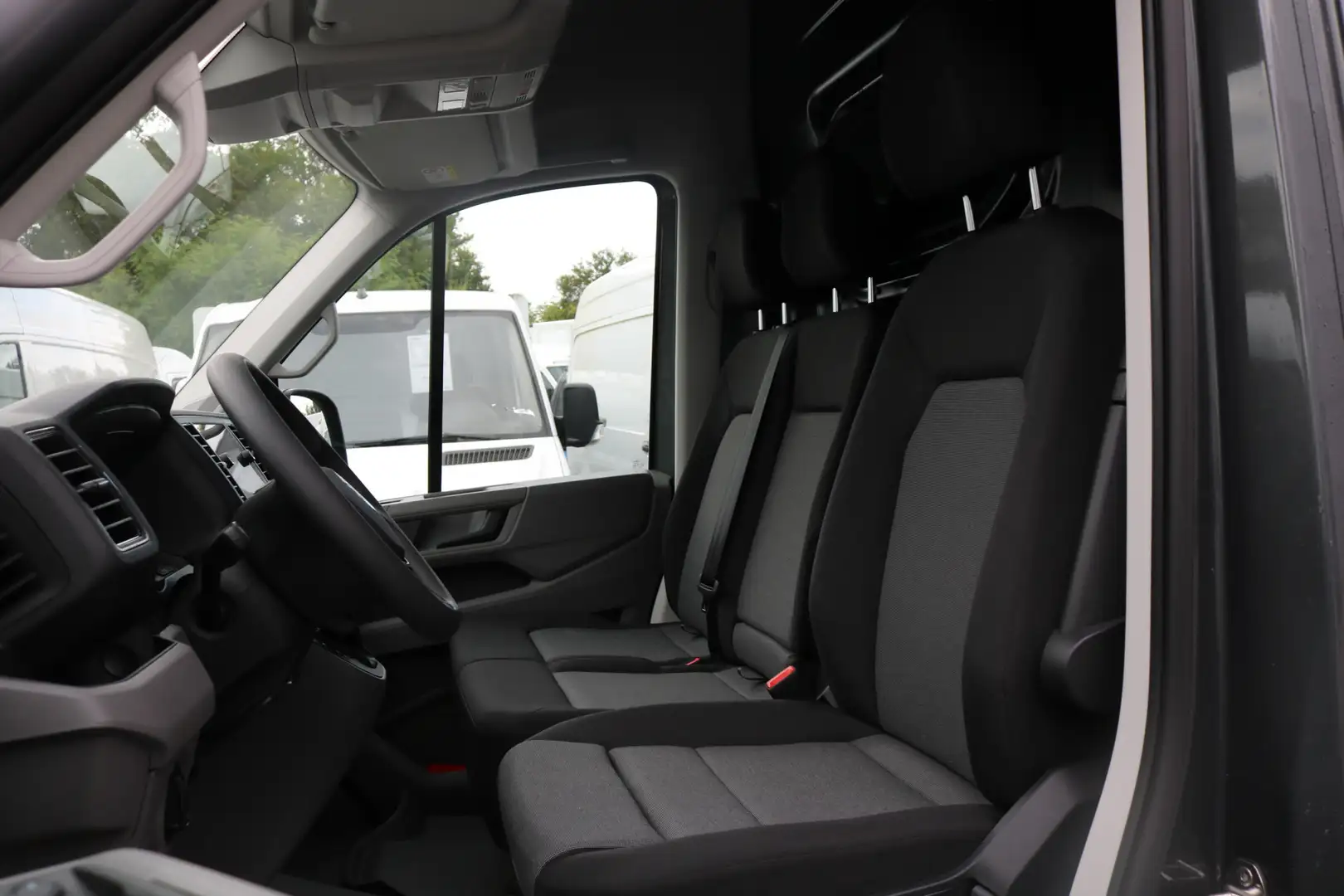 Volkswagen Crafter 2.0 TDI 177pk L3 H3 Automaat Airco Navigatie Camer Grijs - 2