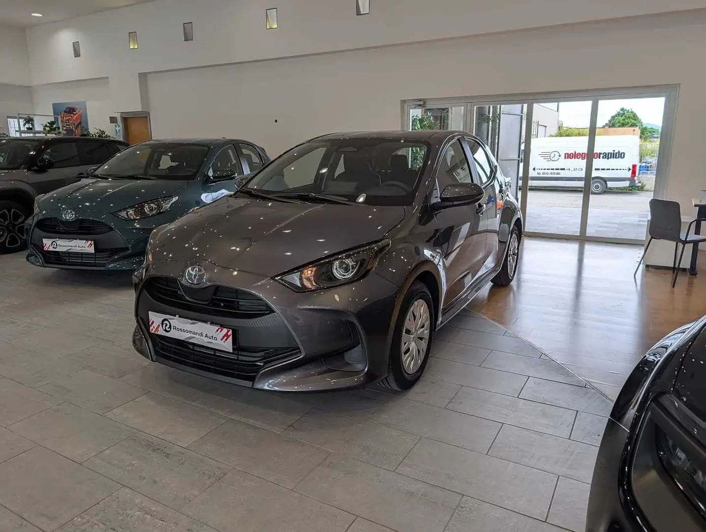 Toyota Yaris 4ª serie 1.5 Hybrid 5 porte Active *KM 0* Gris - 1