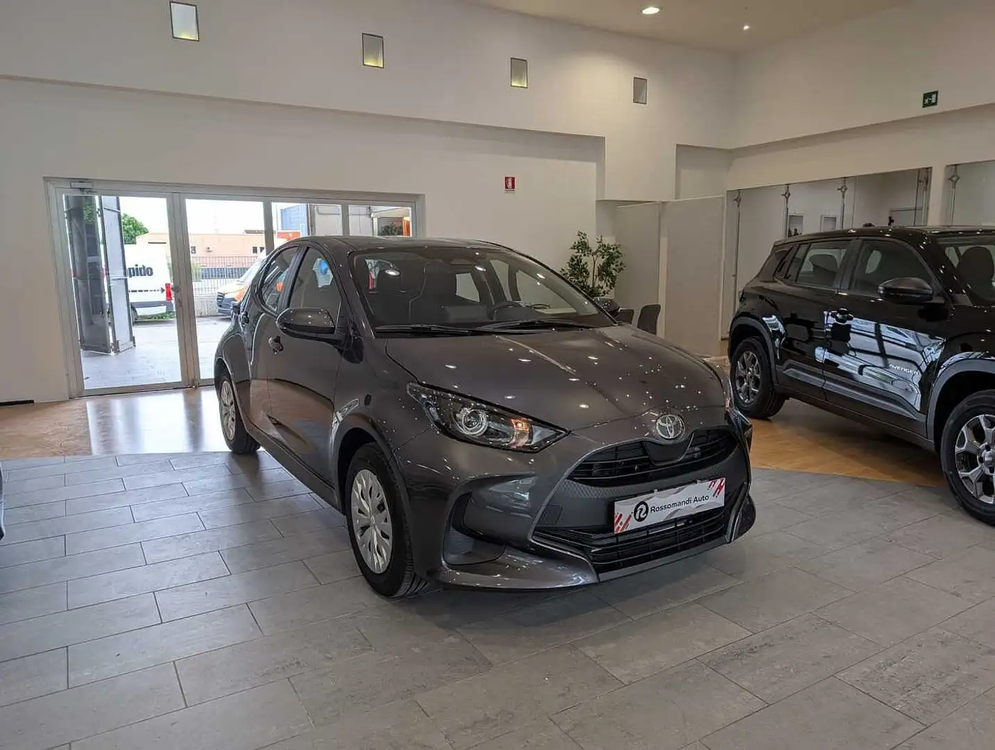 Toyota Yaris 4ª serie 1.5 Hybrid 5 porte Active *KM 0* Gris - 2