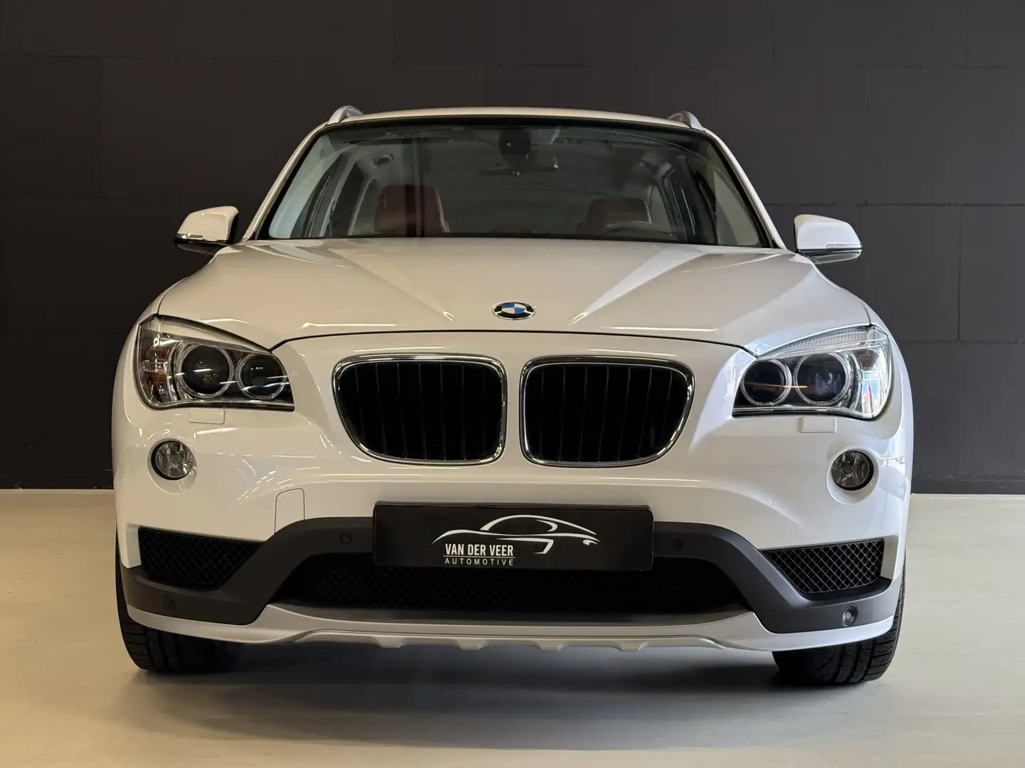 BMW X1 sDrive20i Executive | Origineel NL | Afn. Trekhaak Wit - 2