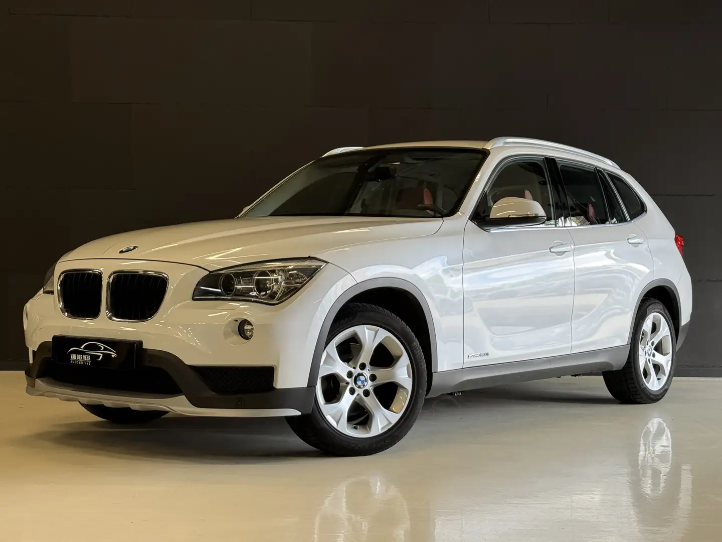 BMW X1 sDrive20i Executive | Origineel NL | Afn. Trekhaak Wit - 1