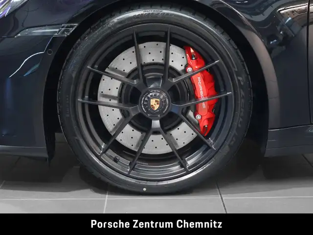 Porsche 911 view 7