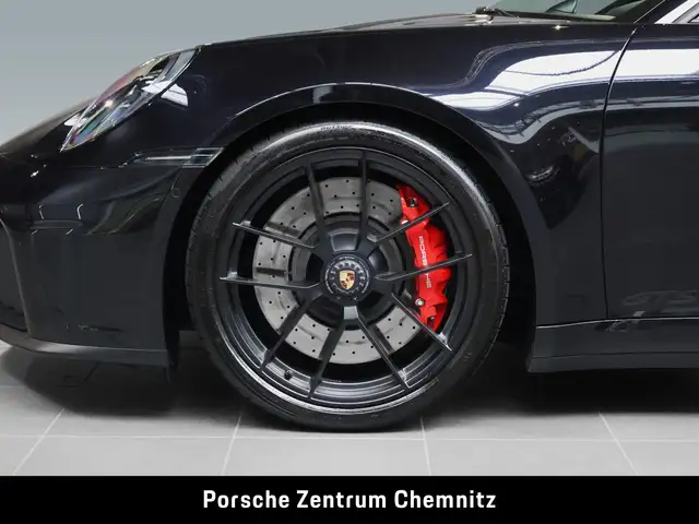 Porsche 911 view 7