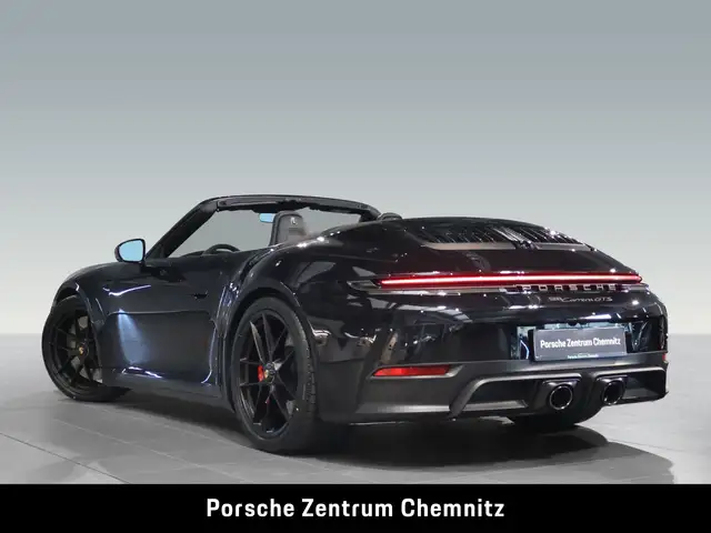 Porsche 911 view 4