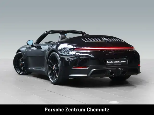 Porsche 911 view 4