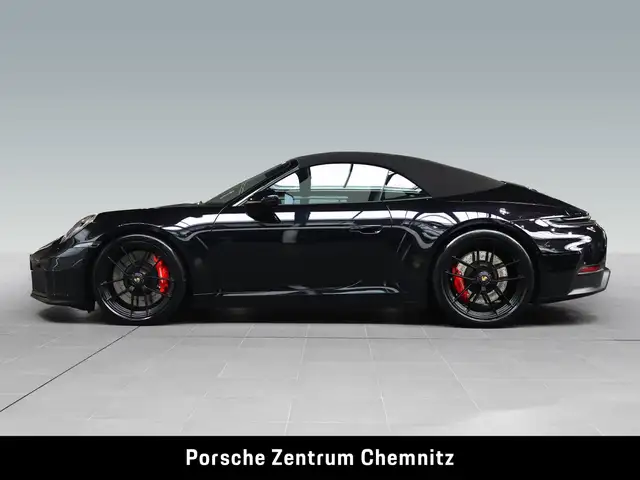 Porsche 911 view 3