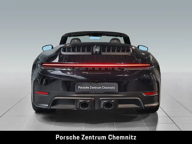 Porsche 911 view 6