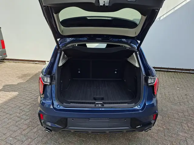 Lynk & Co 01 view 8