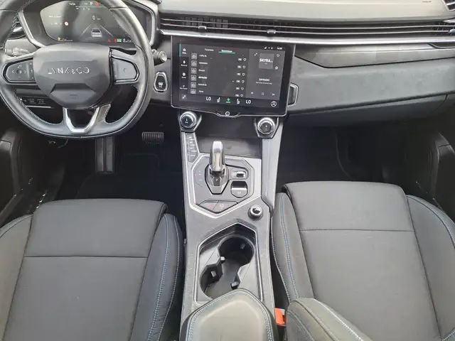 Lynk & Co 01 view 3