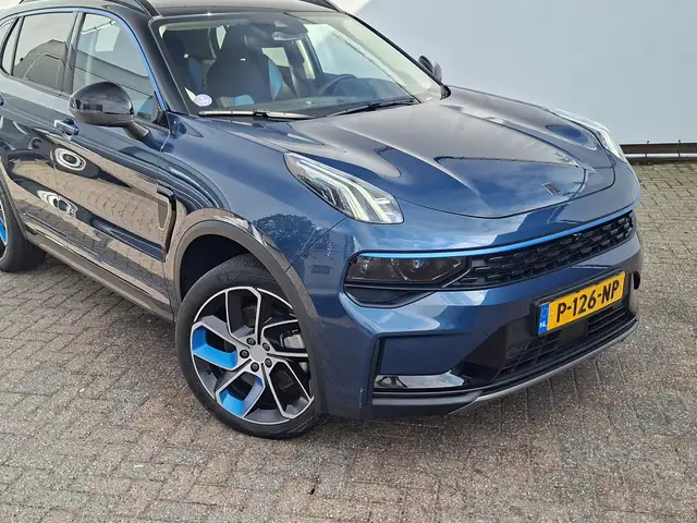Lynk & Co 01 view 2
