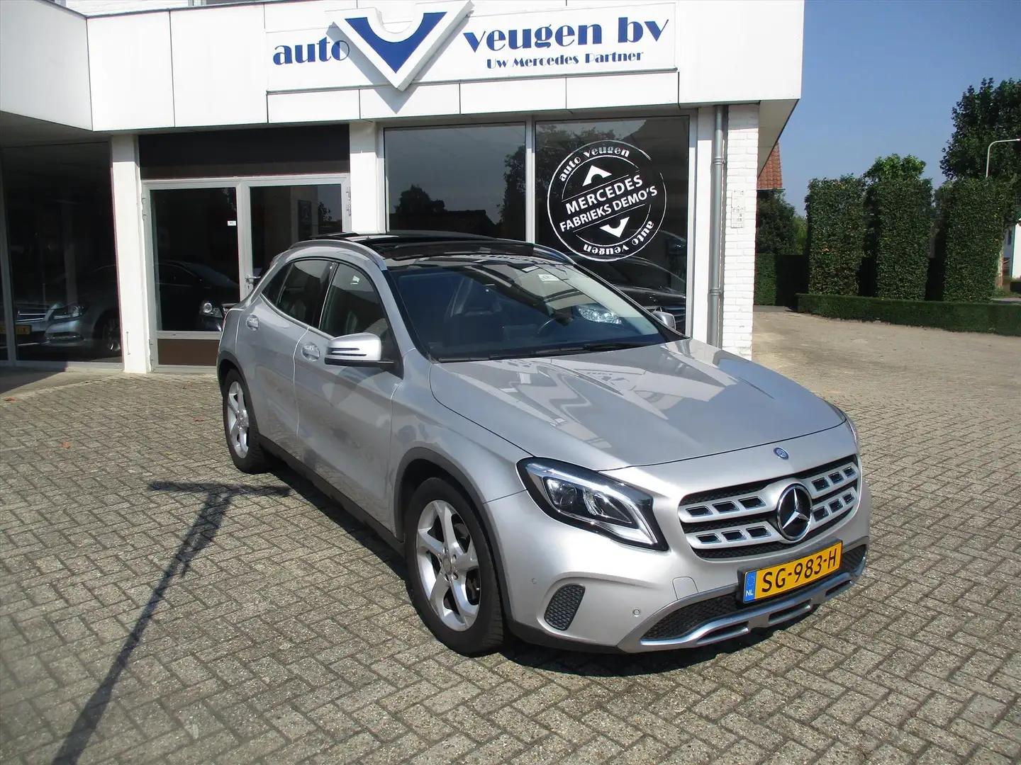 Mercedes-Benz GLA 180 122pk 7G-DCT URBAN / PANORAMADAK Grijs - 1