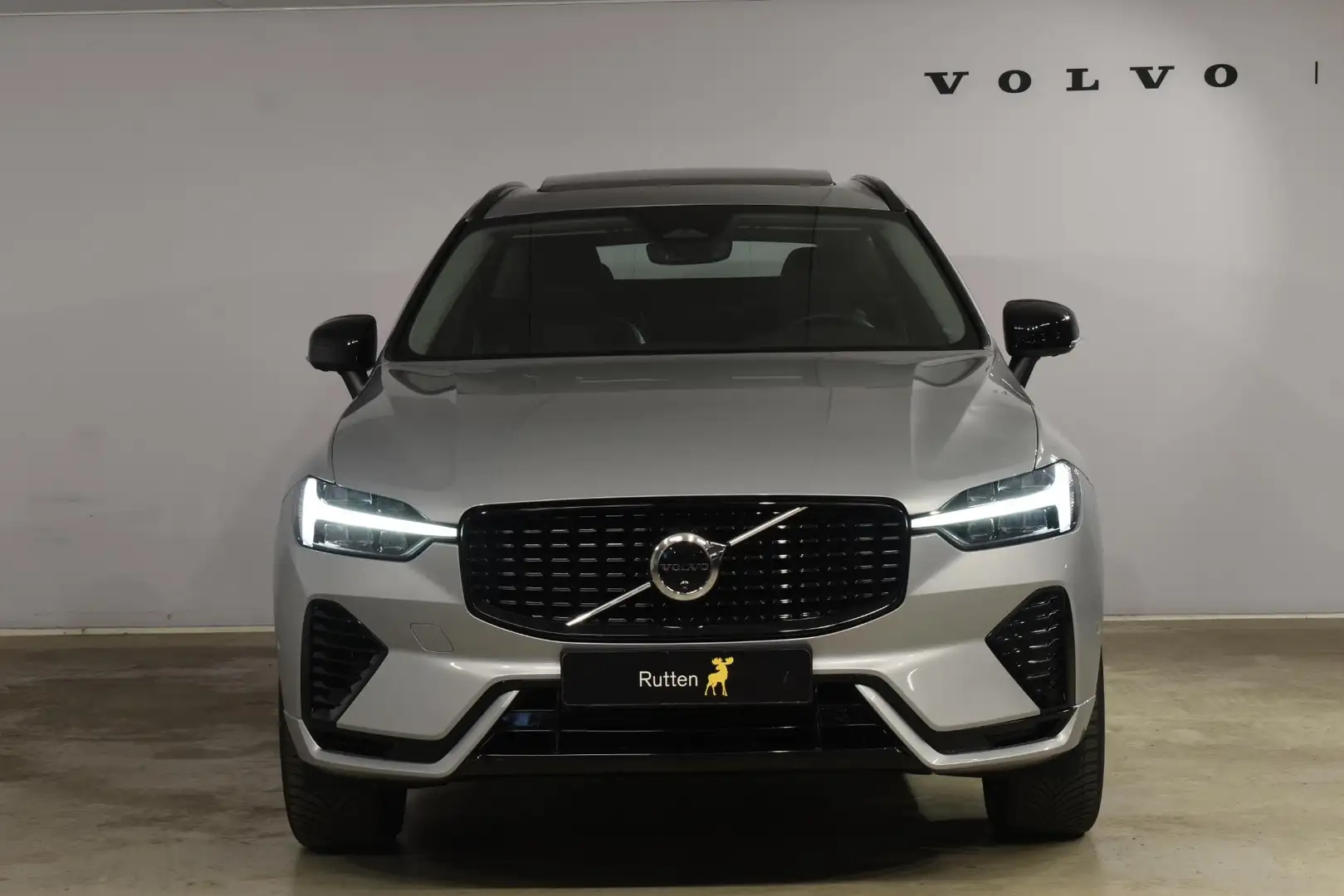 Volvo XC60 T6 350PK Automaat AWD Plus Dark / Navigatie / 360 Grijs - 2