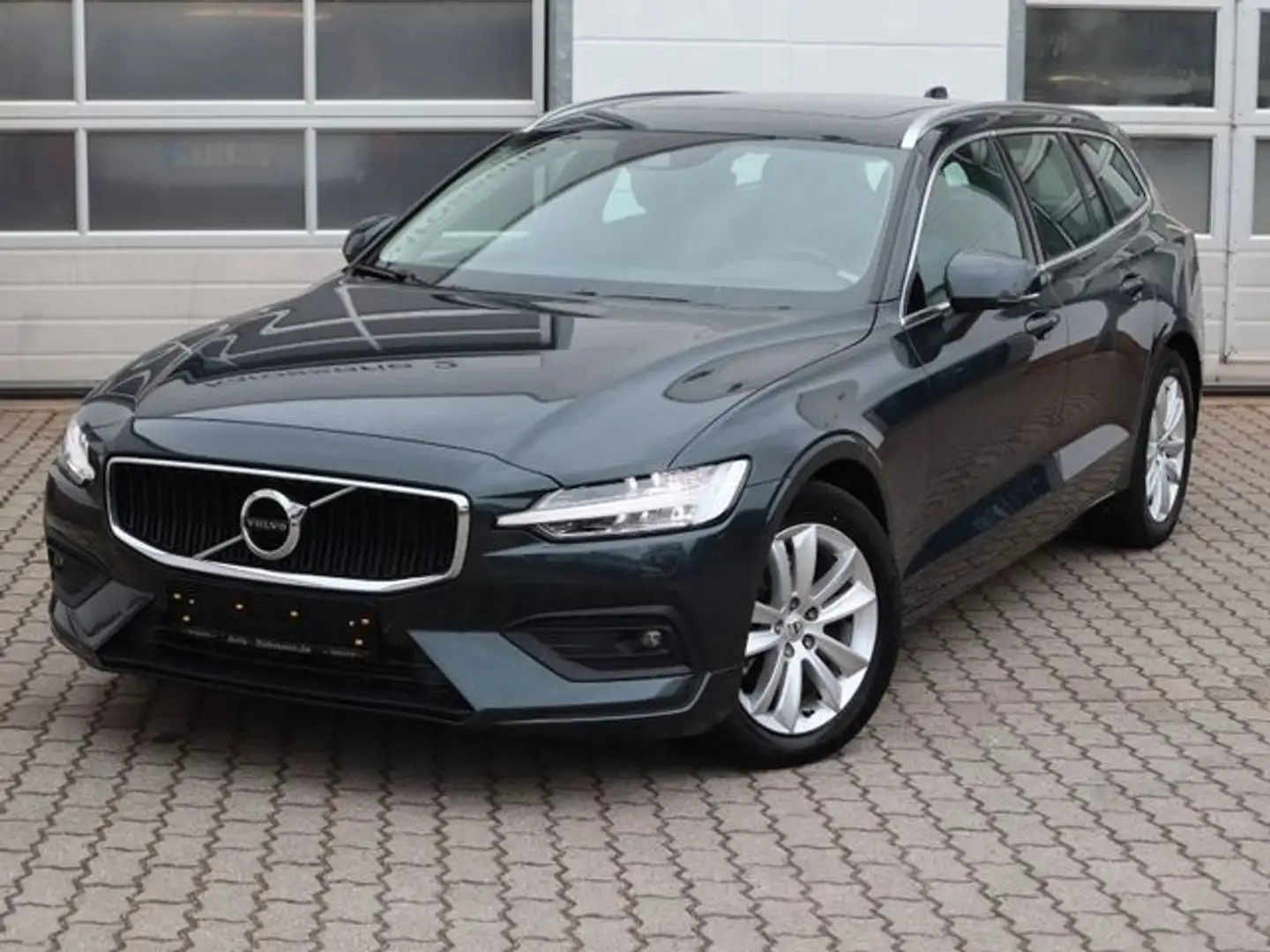 Volvo V60 D3 Momentum Pro Automatik AHZ* Head-up*SD Grau - 2