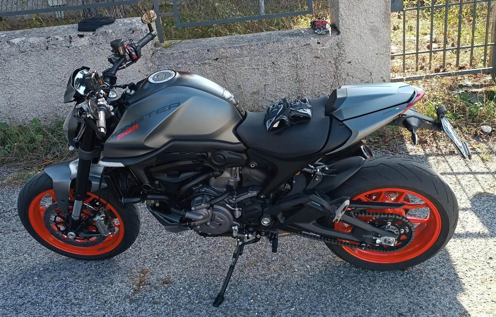 Ducati Monster 937 Plus Grigio - 1