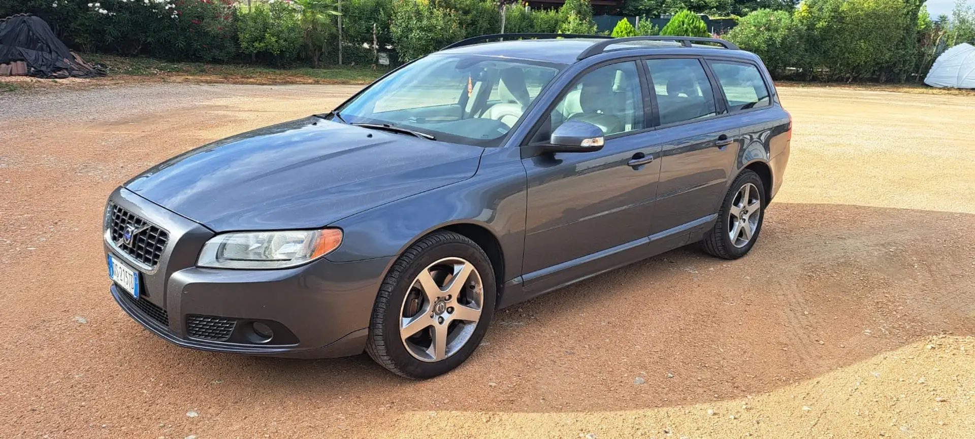 Volvo V70 2.4 d5 Momentum 163cv auto - 1
