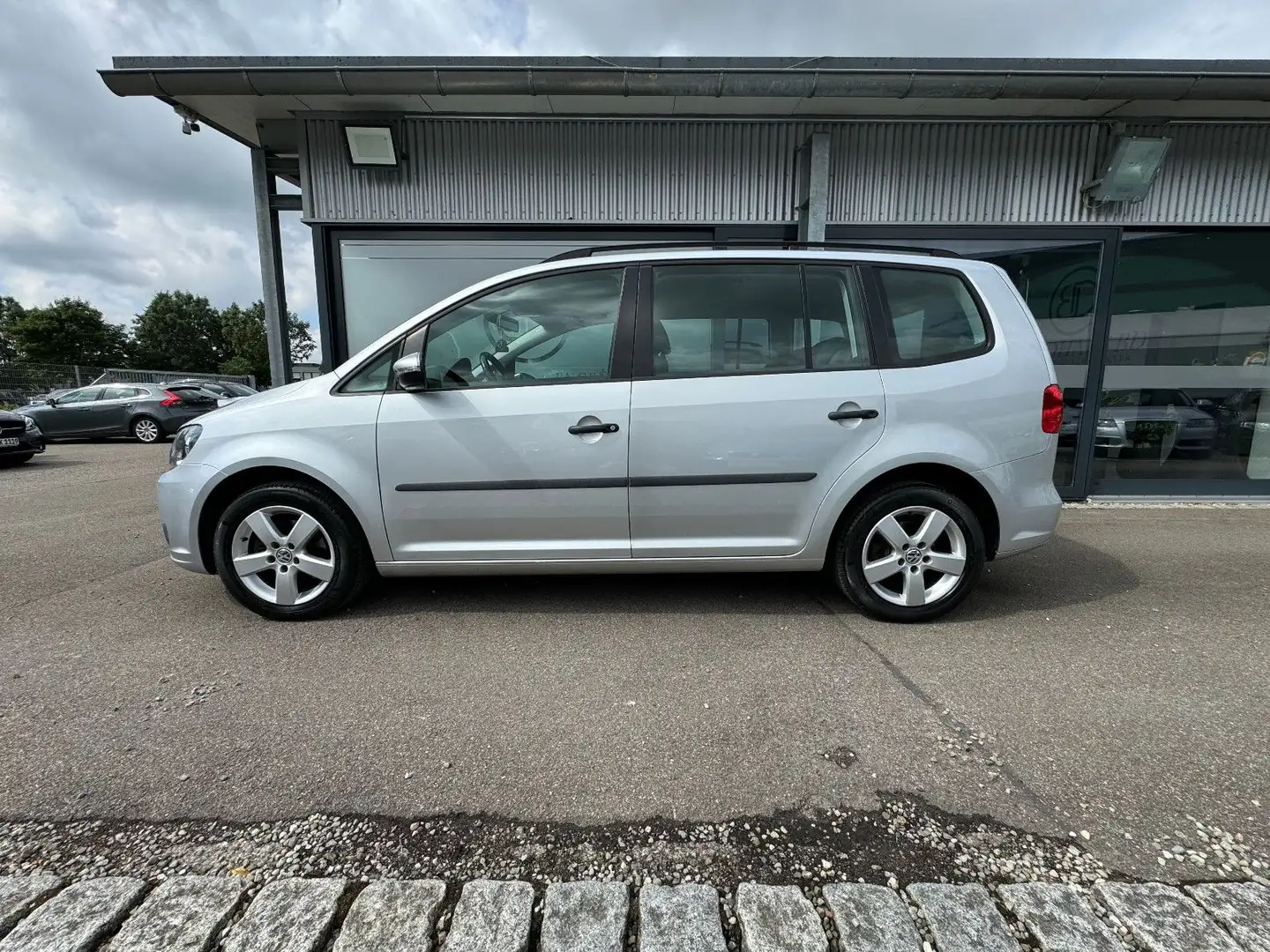 Volkswagen Touran Trendline*Euro5*Klima*2 Hand*LM*SHZ*NAVI* Zilver - 2