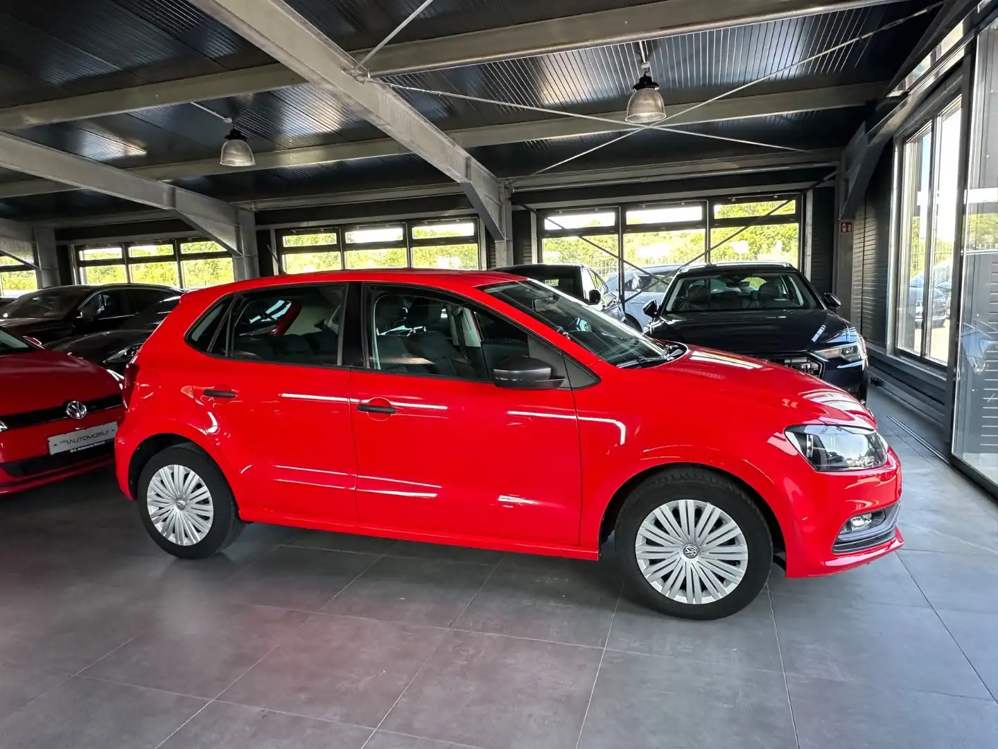 Volkswagen Polo 1.0 Trendline - 1.HAND / 5-TÜRER / TÜV NEU Rood - 2