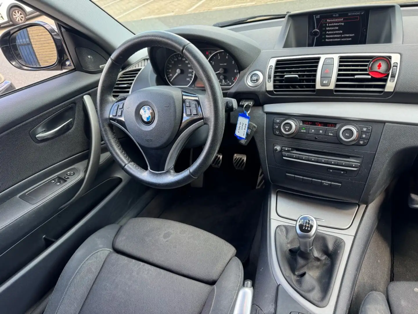 BMW 118 118i Business Line CLIMA NAVI NAP HANDEL PRIJS Zwart - 2